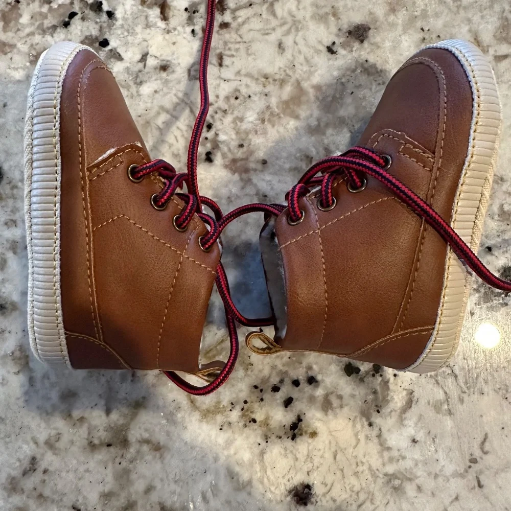 *BRAND NEW WITHOUT TAGS/NEVER WORN* baby Gap 3-6 month Sherpa Baby Chukka Boots